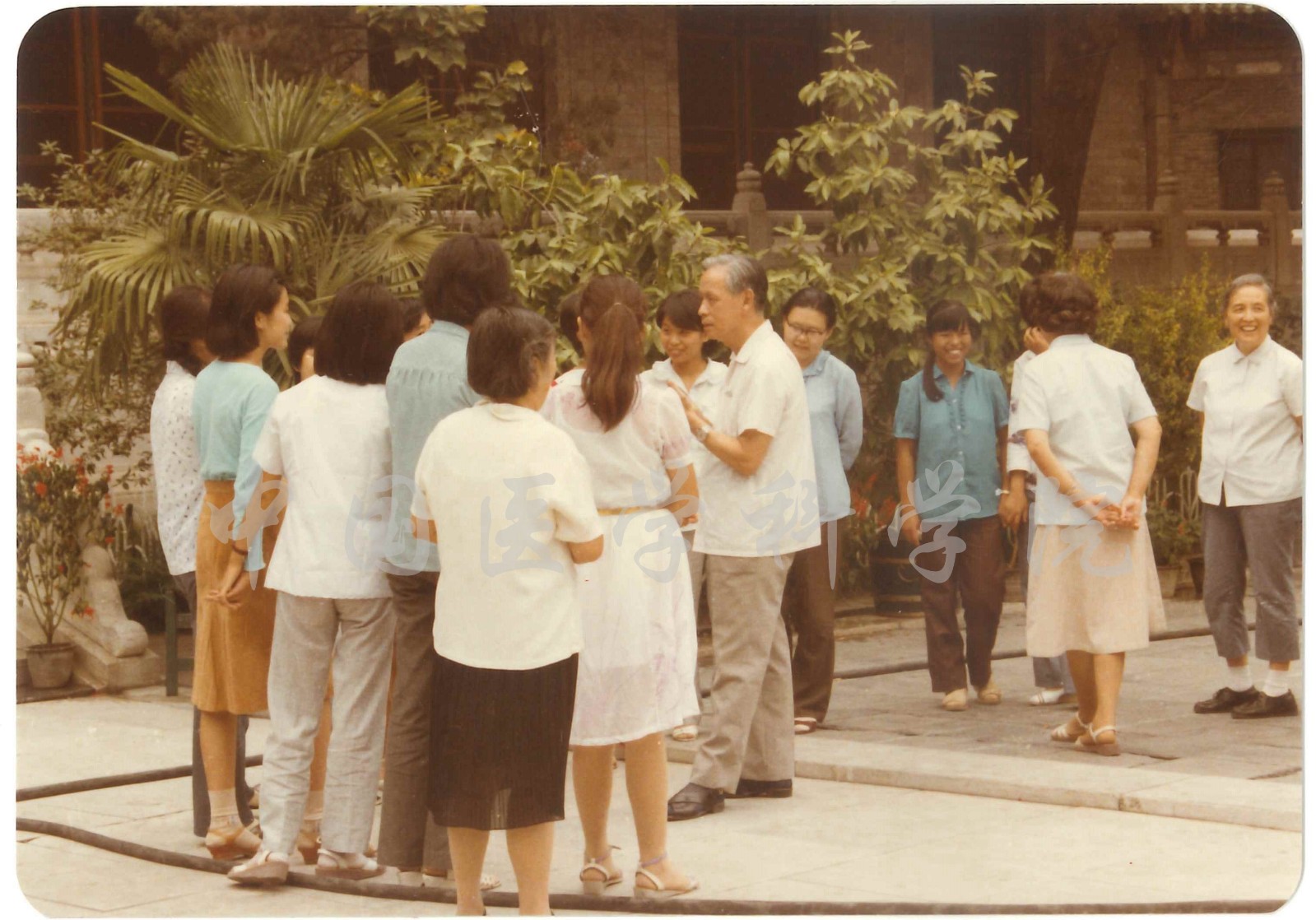 顾院长和学生亲切交谈-恢复四年制大学护理系第一班学生入学教育-8-SX-JX-79.jpg 顾院长和学生亲切交谈-恢复四年制大学护理系第一班学生入学教育-8-SX-JX-79.jpg